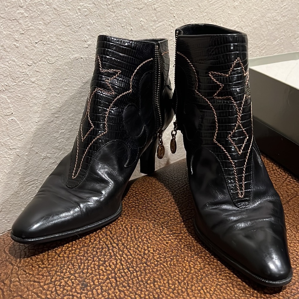 Pollini International patented Lady’s luxurious classic black boot look shoes!